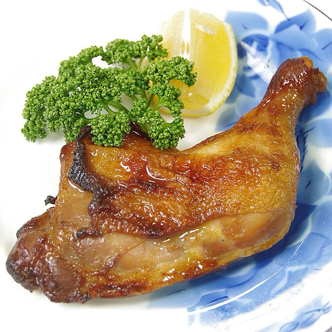 こんばんは(^^)！栃木県佐野市　道の駅どまんなかたぬま内にある　本格中国料理CHINESE DINING花と華です️

／
営業時間
11:30〜15:00(14:30L.o) 
＼
お電話にてお席のご予約も承ります♩

Chinese dining 花と華
0283-61-0078
※9:00～お電話繋がります

本日は『ローストチキンレッグ』のご紹介です

毎年ご好評頂いている花と華特製ローストチキンレッグが絶賛ご予約承り中です

料理長特製のたれに漬け込んだチキンを、オーブンを使ってじっくり焼き上げますお肉はしっとり柔らかく、一度食べたらまた食べたくなる味付けになってます

３日間限定の販売となってます。この機会に是非ご賞味ください
ご予約お待ちしております‍♂️